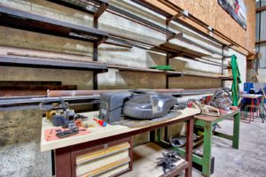 reparation robot de tonte dans l'atelier